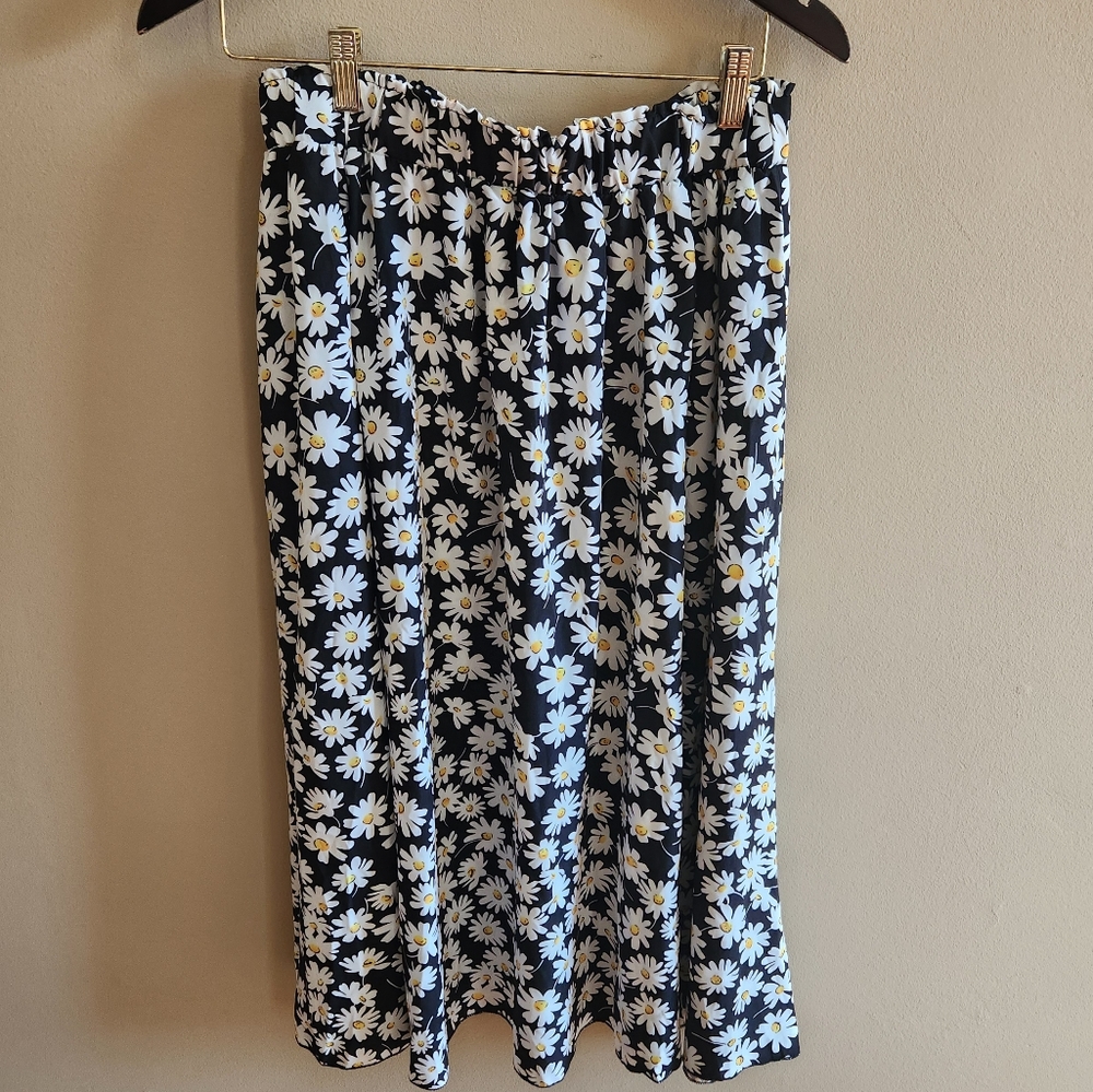 🪩 🍄🍄 daisy Floral Black and White Skirt sz 0xl